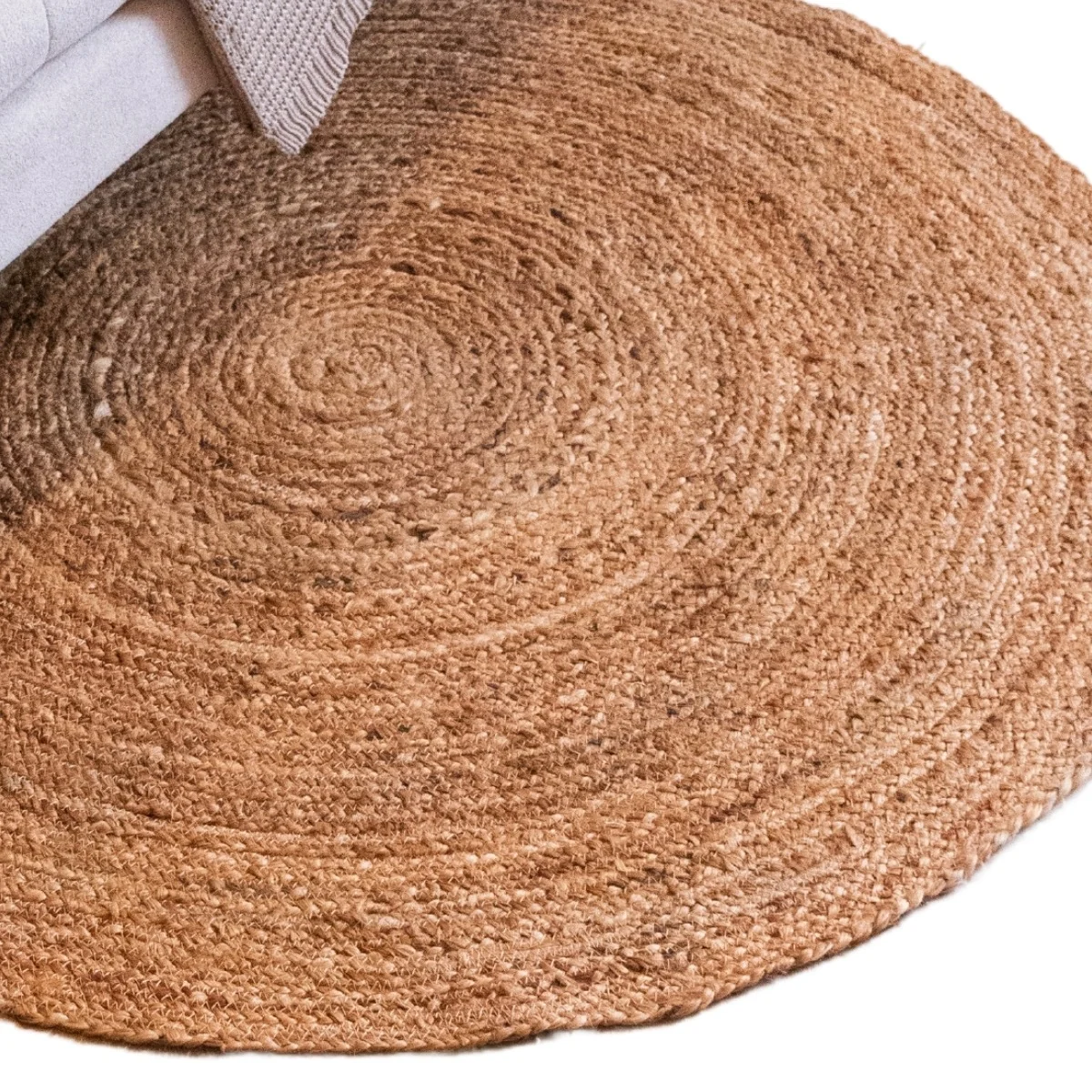 Detalhe da trama circular e das fibras do tapete de juta
